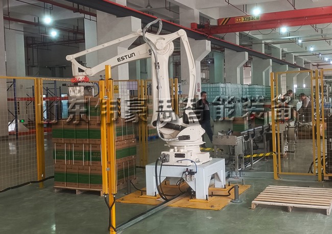 箱裝凈化葉機(jī)器人碼垛機(jī) 自動碼垛機(jī)械手現(xiàn)場